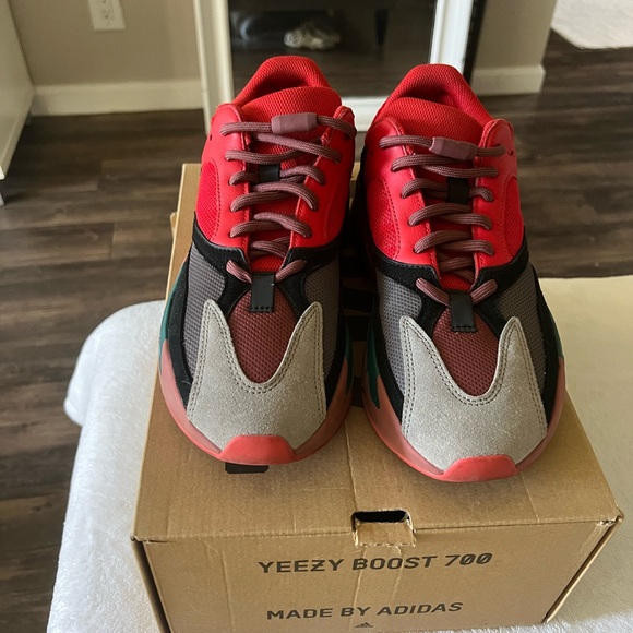 Adidas Yeezy 700 Boost v3 Hi-res Red Men’s size 9 Sneakers EUC MINT - Picture 2 of 7